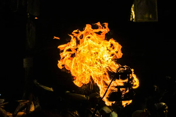 Şiddetli bir alev görüntüsü (Sri Lanka Perahera Festivali)