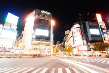 Shibuya gece görüşünün kesiştiği noktada.