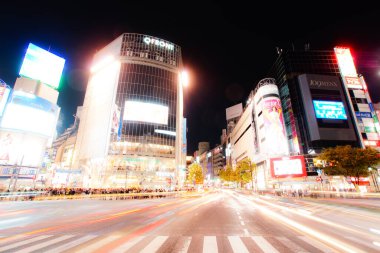 Shibuya gece görüşünün kesiştiği noktada.