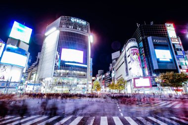 Shibuya gece görüşünün kesiştiği noktada.