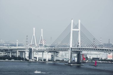 Yokohama Körfezi Köprüsü resmi (monokrom)