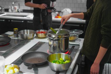 Aşçılık derslerinin aşçılık sahnesi