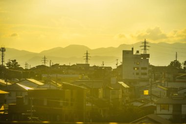 Japonya 'da günbatımı ve şehir manzarası
