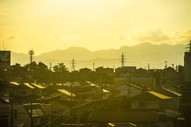 Japonya 'da günbatımı ve şehir manzarası