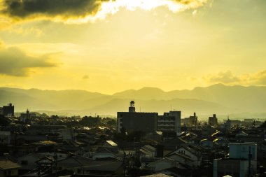 Japonya 'da günbatımı ve şehir manzarası