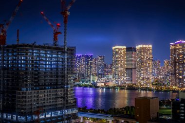 İnşaat halindeki apartman ve gece manzarası (Toyosu)