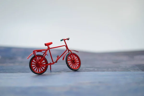 Miniaturfiguren Aus Rotem Fahrrad — Stockfoto