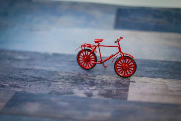Миниатюрные Фигурки Красного Велосипеда — стоковое фото