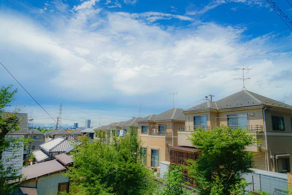 屋根と青空をオフに矢印 — ストック写真