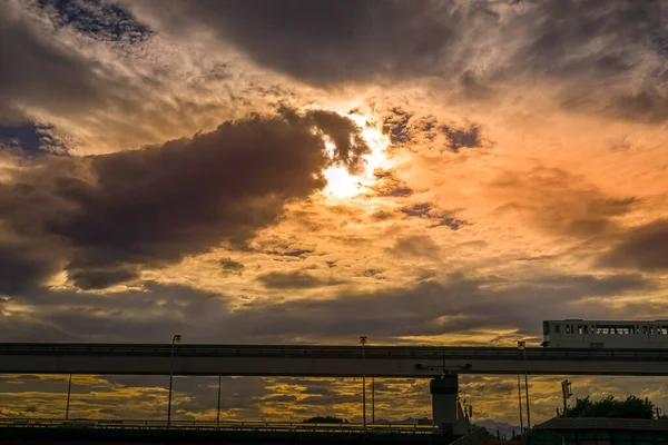 Μόνιμη Ημερομηνία Γέφυρα Και Tama Monorail Και Βράδυ — Φωτογραφία Αρχείου