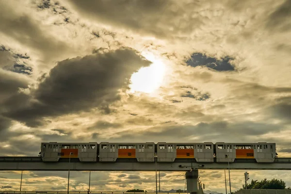 Staande Datum Brug Tama Monorail Avond — Stockfoto