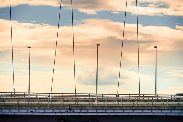 塔马桥和黄昏的天空 — 图库照片