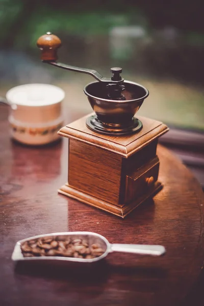 Kaffebönor Och Kaffekvarn — Stockfoto