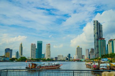 Tayland Bangkok silueti ve Chao Phraya Nehri