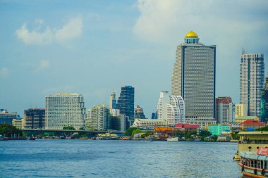Tayland Bangkok silueti ve Chao Phraya Nehri