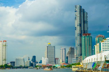 Tayland Bangkok silueti ve Chao Phraya Nehri