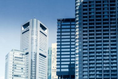 Tokyo, Minato-ku 'daki ofis binası ve mavi gökyüzü.,