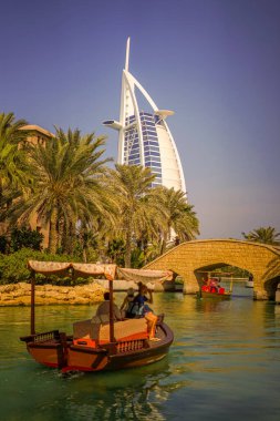 Burç Al Arap ve mavi gökyüzü (BAE Dubai)