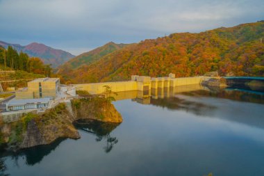 Sonbahar yaprakları ve Yanba Barajı (Gunma Bölgesi)