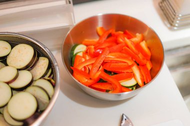 Yaz sebzeleri pişirme