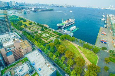 Yamashita Parkı, taze yeşile bürünmüştür (Minato Mirai, Yokohama)
