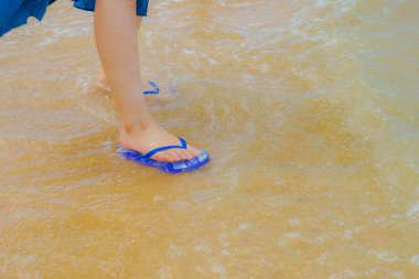 Kumsalda yürüyen kadınların ayakları