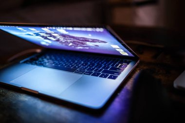 Parlak mavi dizüstü bilgisayar klavye resmi