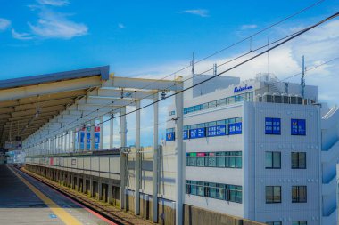 Katsushika 'nın mavi ve mavi gökyüzü