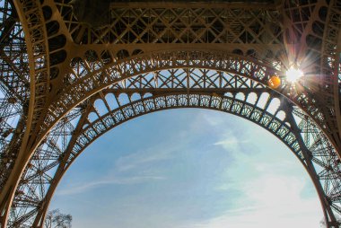 Eyfel Kulesi ve mavi gökyüzü (Paris, Fransa)