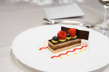 Ahududu ve çikolatalı pasta resmi