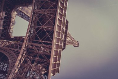 Eyfel Kulesi ve mavi gökyüzü (Paris, Fransa)