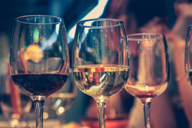 Restoranda kırmızı ve beyaz şarap resmi