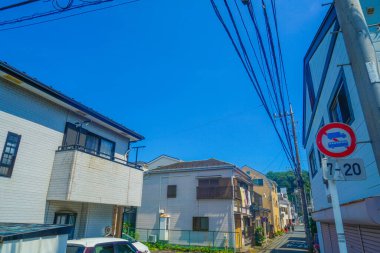 Yokohama Tenno-cho 'nun mavi gökyüzü ve şehri