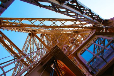 Eyfel Kulesi ve mavi gökyüzü (Paris, Fransa)