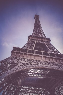 Eyfel Kulesi ve mavi gökyüzü (Paris, Fransa)