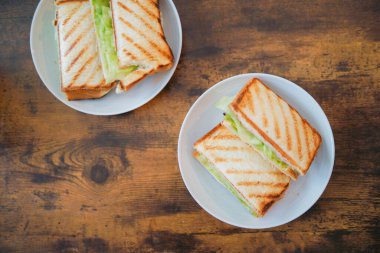 Sandviç, masanın üzerine konmuştu.