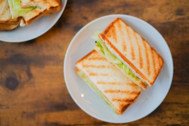 Sandviç, masanın üzerine konmuştu.