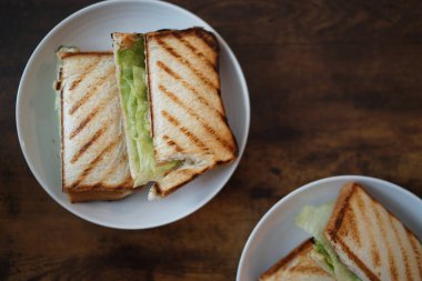 Sandviç, masanın üzerine konmuştu.