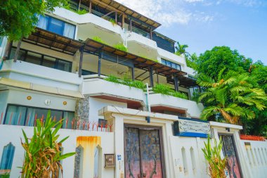 Tayland Krallığı sahildeki tatil köyünü yerle bir ediyor.