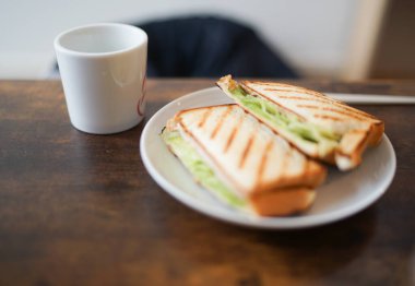 Sandviç, masanın üzerine konmuştu.
