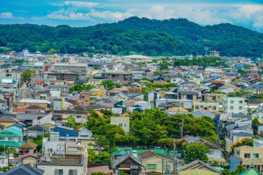 Sokakların ve mavi gökyüzünün Kamakura 'sı. Çekim yeri: Kamakura, Kanagawa Bölgesi