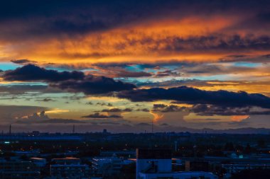 Gün batımı Chofu, Tokyo 'dan görünüyor. Çekim yeri: Chofu, Tokyo