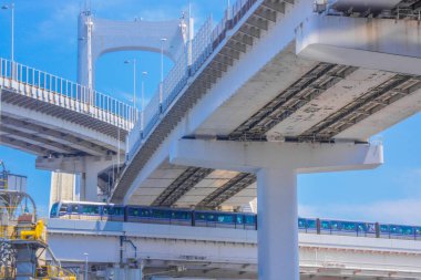 Yurikamome ve Metropolitan Otoyolu. Çekim yeri: Tokyo Büyükşehir Bölgesi