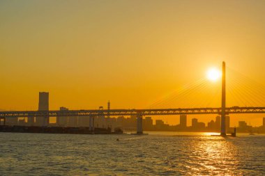 Yokohama Körfezi Köprüsü ve Günbatımı 'nın görüntüsü. Çekim yeri: Yokohama-şehir kanagawa ili