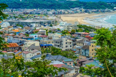 Sokakların ve mavi gökyüzünün Kamakura 'sı. Çekim yeri: Kamakura, Kanagawa Bölgesi