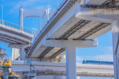 Yurikamome ve Metropolitan Otoyolu. Çekim yeri: Tokyo Büyükşehir Bölgesi