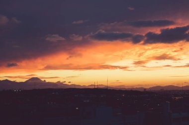 Gün batımı Chofu, Tokyo 'dan görünüyor. Çekim yeri: Chofu, Tokyo