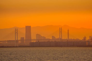 Yokohama Körfezi Köprüsü ve Günbatımı 'nın görüntüsü. Çekim yeri: Yokohama-şehir kanagawa ili