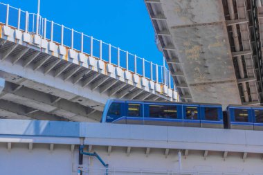 Yurikamome ve Metropolitan Otoyolu. Çekim yeri: Tokyo Büyükşehir Bölgesi