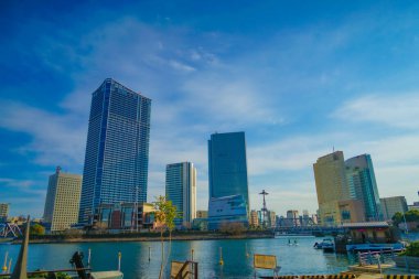 Yokohama Minato Mirai 'nin bina grubu ve mavi gökyüzü. Çekim yeri: Yokohama-şehir kanagawa ili